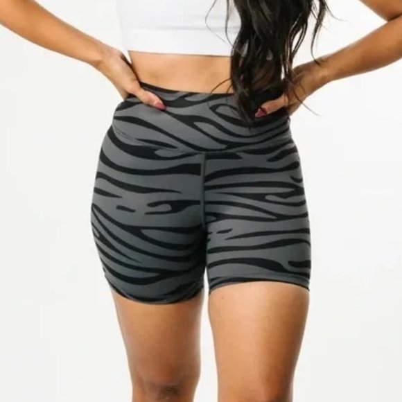 ZYIA Pants - Zyia Gray Safari Light n Tight Hustle Shorts 4" XXL